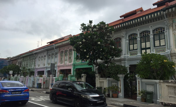  Bangunan menampilkan seni bina  Peranakan yang pasti                                                menarik perhatian                                      pengunjung di Joo Chiat.