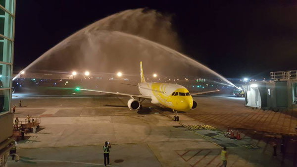  Pesawat A320 disambut meriah dengan pancutan air sejurus ketibaannya di Lapangan Terbang Antarabangsa Kuching. 