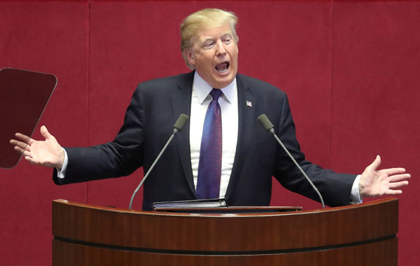  Trump menyampaikan ucapan di Dewan Negara di Seoul, semalam. — Gambar AFP
