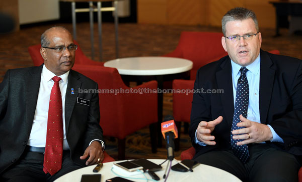  Dean Thompson (kanan) bersama T. Subromaniam pada sidang media selepas menghadiri Seminar Pendakwaan Pengawasan Eksport semalam. — Gambar Bernama