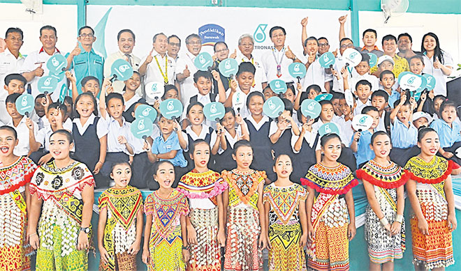  Murid-murid serta tetamu menunjukkan tanda penghargaan kepada Petronas pada program tersebut.