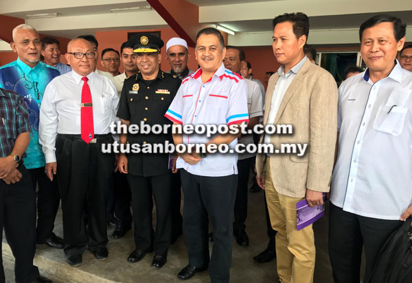  Arifin merakamkan gambar kenangan bersama sebahagian tetamu kehormat.