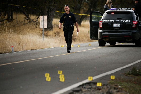  Seorang pegawai polis membuat siasatan di salah satu tempat kejadian selepas serangan tembakan rambang di Rizab Rancho Tehama, California kelmarin. — Gambar AFP