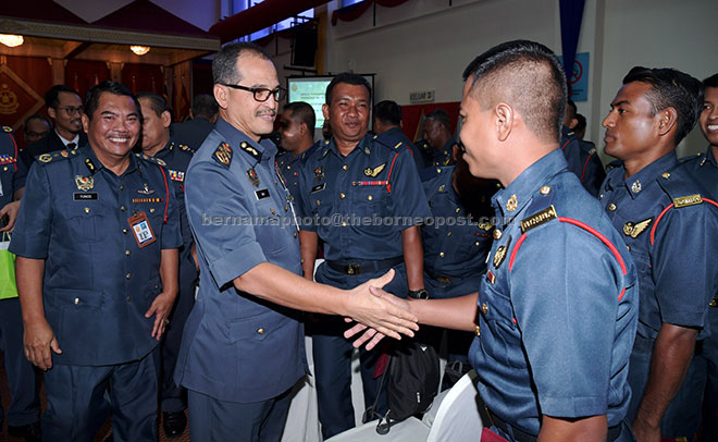  Wan Mohd Nor (dua kiri) bersalaman bersama anggota bomba pada Perhimpunan Bulanan Peringkat Ibu Pejabat JBPM bertemakan ‘Go Green & Healthy Lifestyle’ anjuran Bahagian Udara JBPM di Putrajaya semalam. — Gambar Bernama