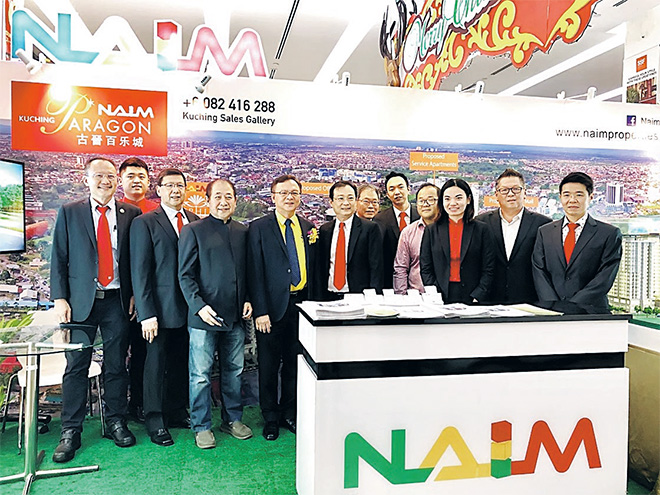  Lo (empat kiri) merakamkan gambar bersama jawatankuasa SHEDA Cawangan Kuching dipengerusikan Sim Kiang Chiok (lima kiri) di booth pameran NAIM.