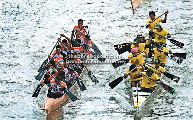  Aksi para peserta acara lumba perahu Regata Sarawak di Tebingan Sungai Kuching, semalam. — Gambar Bernama