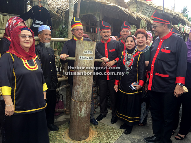  Abang Johari mencuba menggunakan sejenis peralatan mengisar padi atau ‘kisa’an padi’ yang dipamerkan pada Majlis Makan Tahun Perdana 2017 di Kampung Danau, Bekenu semalam. Kelihatan sama, Juma’ani (kiri) dan (dari kanan) Abdul Karim, Rosey, Monica, Penguang dan Ripin.