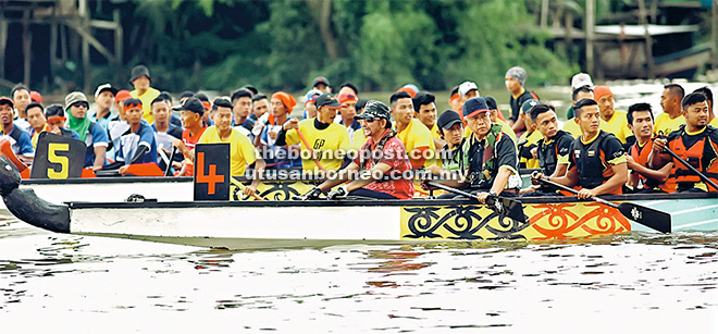  Sultan Hassanal turut serta dalam perlumbaan kategori VIP - Bidar 20 Pekayuh Lelaki.