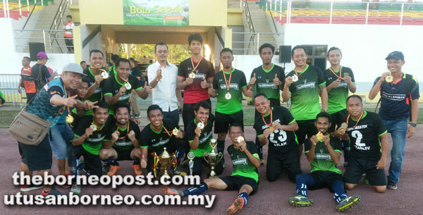  Pasukan RANDO Saratok muncul juara kategori senior kejohanan bola sepak Piala Residen Betong.