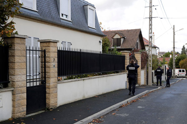  Pegawai polis berkawal di luar rumah keluarga bekas teman wanita suspek di Sarcelles, kelmarin. — Gambar AFP