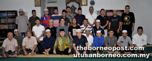  Abu Seman (duduk, empat kiri) bersama peserta Kursus Fardu Kifayah Pengurusan Jenazah di Sibu kelmarin.