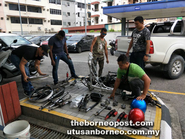  Anggota polis berusaha mengenal pasti identiti salah satu rangka motosikal dijumpai semasa pemeriksaan.