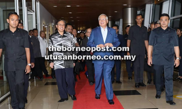  Najib diiringi Abang Johari sebaik tiba di Bilik Kenamaan LTAK, semalam.