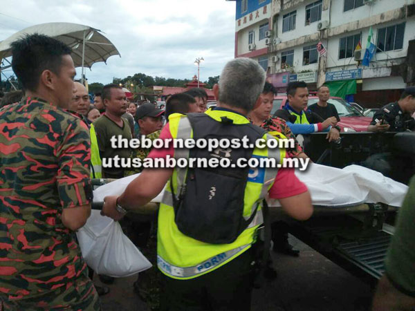  Mayat mangsa diserahkan kepada polis sebelum dibawa ke rumah mayat Hospital Kanowit semalam.