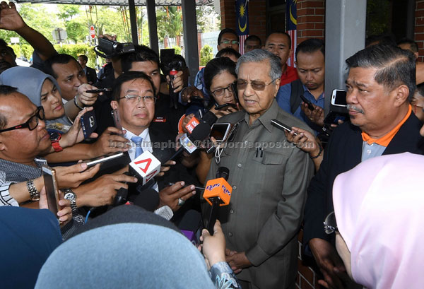  Tun Dr Mahathir menjawab pertanyaan pemberita selepas mengadakan pertemuan dengan Ketua Setiausaha Kementerian Dalam Negeri (KDN) Datuk Seri Alwi Ibrahim bagi mendapatkan penjelasan mengenai status permohonan pendaftaran Pakatan Harapan di KDN semalam. — Gambar Bernama