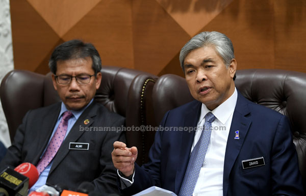  Ahmad Zahid (kanan) ketika sidang media selepas mempengerusikan Mesyuarat Jawatankuasa Kabinet Membanteras Dadah Bil 1/2017 di Bilik Mesyuarat Jawatankuasa 1 di Parlimen semalam. — Gambar Bernama