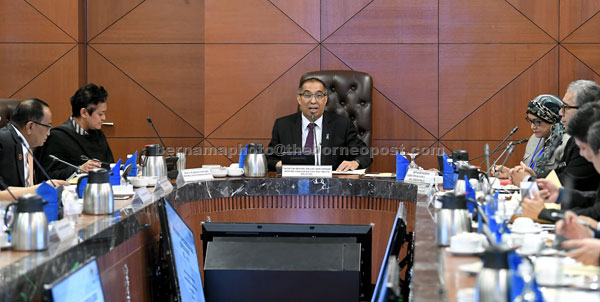  Salleh mempengerusikan Mesyuarat Jawatankuasa Khas Jenayah Siber Bil. 1/2017 di Bilik Mesyuarat Jawatankuasa 2, Bangunan Parlimen di Kuala Lumpur, semalam. — Gambar Bernama