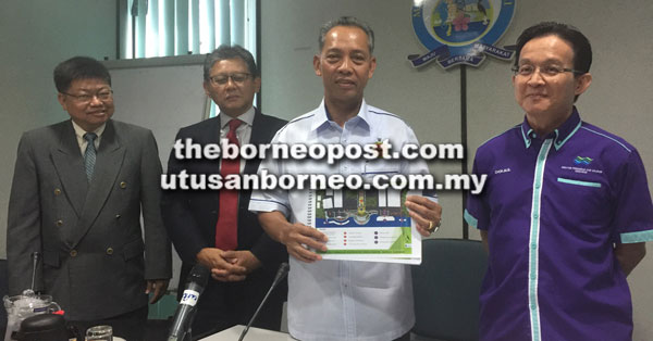  Penguang menunjukkan lakaran cadangan pembinaan Tebingan Baram selepas mempengerusikan Mesyuarat Bersama Setiausaha-Setiausaha PBT Sarawak di Miri semalam.