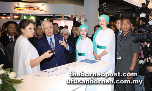  Najib melawat gerai pameran yang turut dibuka sempena WIEF Ke-13.