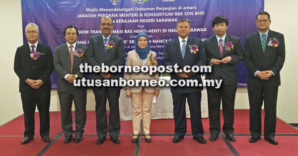  Nancy bersama Ali, Dr Jerip, Morshidi, William dan yang lain selepas majlis menandatangani perjanjian antara kerajaan persekutuan dan KBBK bagi pelaksanaan SBST.