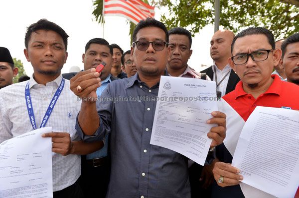  Khairul Shahril (tengah) ketika sidang media selepas membuat laporan polis dan menyerahkan bukti mengenai kata-kata kesat yang dilemparkan Nga terhadap Menteri Besar Perak di Ipoh, semalam. — Gambar Bernama