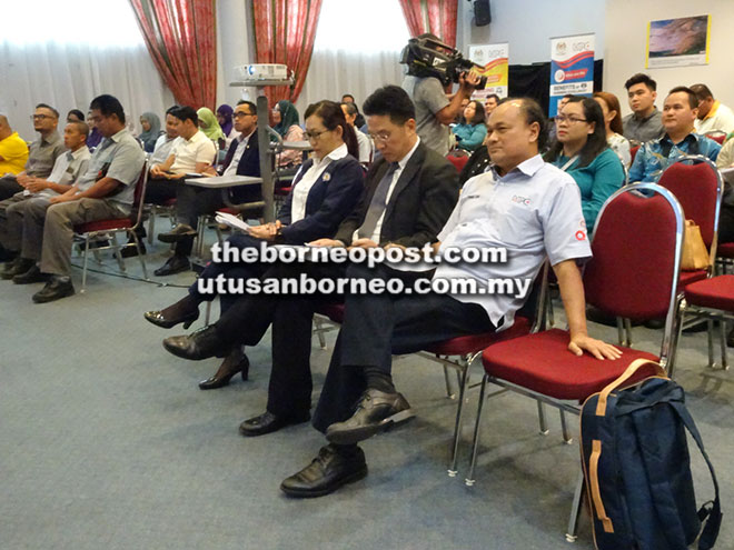  Tengku Azmi (duduk kanan) mendingka Licha Inisiatif Baru ‘Program Pengiktirafan’ ari Suffian di Kuching kemari.