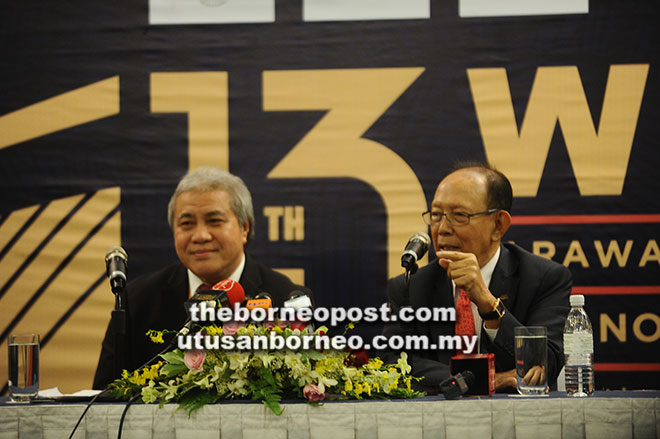  Awang Tengah bersama Musa pada sidang media selepas majlis penangguhan WIEF Ke-13 di BCCK, Kuching semalam.