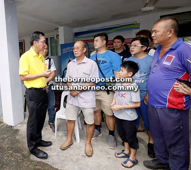  Keluarga mangsa bercakap dengan wakil Parti Rakyat Bersatu Sarawak (SUPP), Wilfred Yap sebaik tiba di pekarangan pejabat Konsulat Jeneral Indonesia di Kuching, semalam.