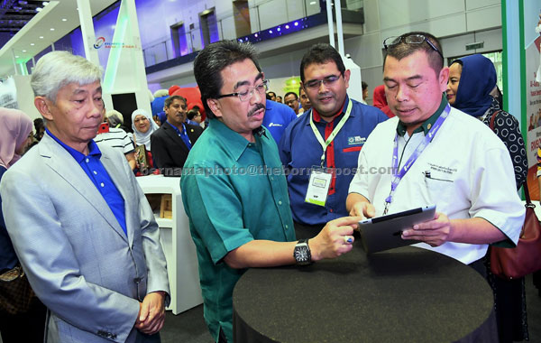  Johari (dua kiri) diberi penerangan mengenai BISOnline 2.0 di BHB’s Pavilion @ Pameran Pelaburan Syariah Bursa Malaysia 2017 di Kuala Lumpur, kelmarin. — Gambar Bernama