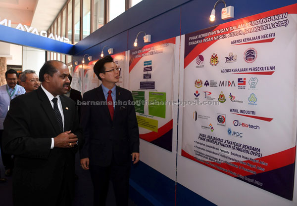  Chua (dua kiri) dan Pengerusi Jawatankuasa Sumber Manusia, R. Vidyananthan melawat gerai pameran semasa Program Johor Menuju Revolusi Perindustrian Keempat (Industri 4.0) dalam Memperkasa Modal Insan dan Industri di Johor Bahru, semalam. — Gambar Bernama