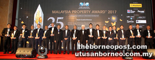  Tuanku Muhriz Ibni Almarhum Tuanku Munawir (10 kanan), Ab Aziz (sembilan kiri) dan Teh (lapan kanan) merakam kenangan bersama penerima anugerah Malaysia Property AwardTM.