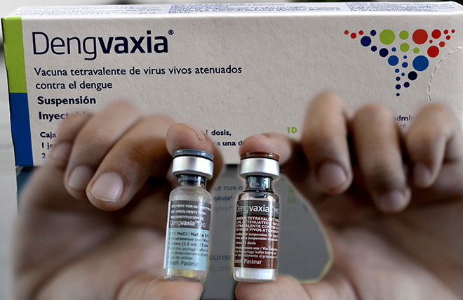  Kombinasi gambar fail menunjukkan vaksin Dengvaxia yang dibangunkan Sanofi semasa program vaksinasi di sebuah sekolah asas di pinggir Manila. — Gambar AFP