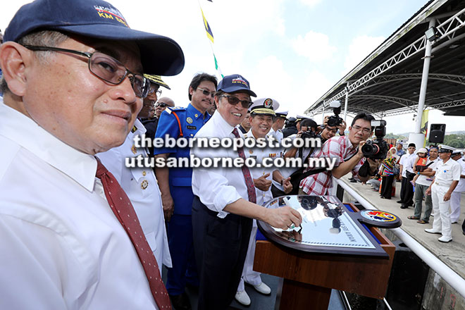  Abang Johari menandatangani plak perasmian pengoperasian kapal KM Sri Aman di Jeti APMM, Wilayah Sarawak di Muara Tebas semalam. — Gambar Chimon Upon