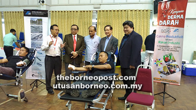  Pegawai Perhubungan Awam Hospital Umum Sarawak (HUS) Boniface Lasek (kiri) memberi peneranagan berkaitan kempen tersebut kepada Abang Abdul Karim (dua kiri) sambil ditemani Tengku Azmi (tiga kiri) semalam.