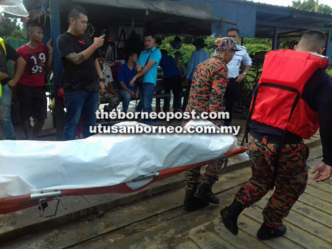  Anggota bomba sedang mengangkat mayat kedua-dua mangsa untuk dibawa ke Hospital Miri bagi tindakan lanjut.