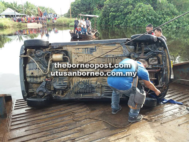  Kenderaan mangsa yang terjunam ke dasar sungai berjaya didaratkan jam 4.30 petang semalam.