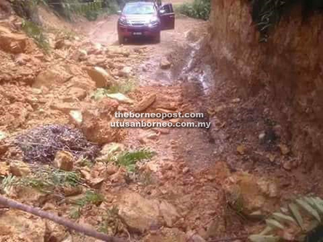  Jalan Bunau-Bekikik, Oya yang dilanda tanah runtuh sejak tiga hari lalu.