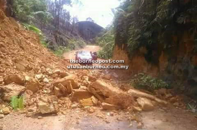  Keadaan jalan yang ditimbus oleh tanah runtuh telah menyekat laluan penduduk Ulu Bunau.