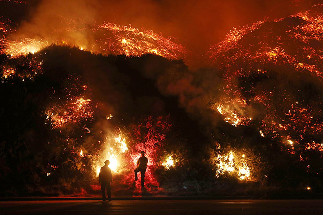  Anggota bomba mengawasi kebakaran ‘Thomas’ di sepanjang 101 Freeway di Ventura, California, kelmarin. — Gambar Reuters