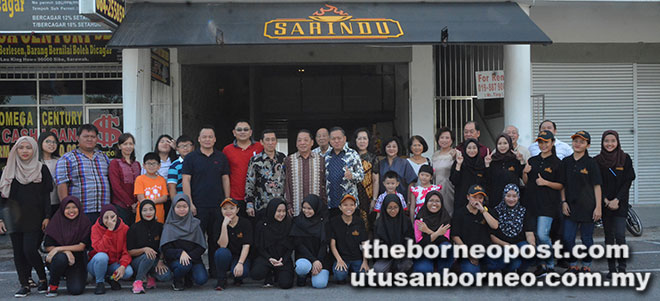  Para staf Sarindu merakamkan kenangan bersama para pengusahanya serta Ibrahim (tengah) semasa perasmian francais Sarindu yang pertama di negara ini di Sibu, semalam.