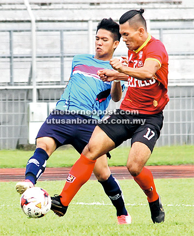  Paul (kanan) berjaya melepaskan tendangan padu walaupun dicabar pertahanan Gedong Gators Kuching FC.
