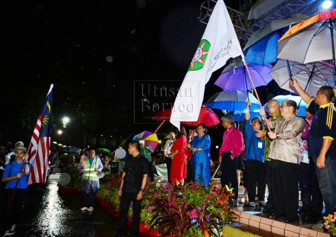 Uggah yang ditemani Datuk Bandar, Adam Yii melepaskan peserta Perarakan Hari Krismas di Dataran Kipas Miri malam tadi.