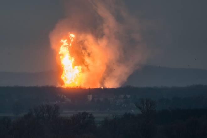 Gambar menunjukkan hab saluran paip gas utama Austria di Baumgarten, timur Vienna, dimana letupan menggegarkan tapak tersebut. - Foto AFP