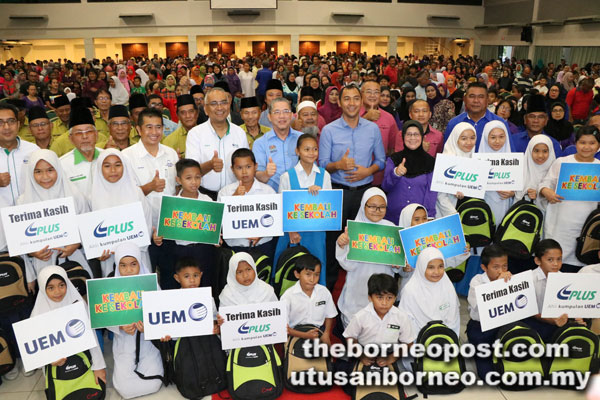  Fadillah ditemani Fazzrudin dan Azman merakam kenangan bersama pelajar yang menerima bantuan sekolah.