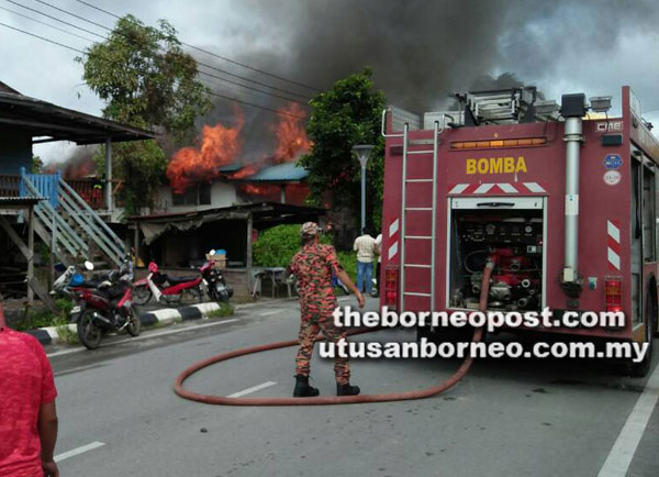  Anggota bomba bekerja keras memadam kebakaran sebuah rumah di Jalan Sharif Mashor, Sarikei semalam.