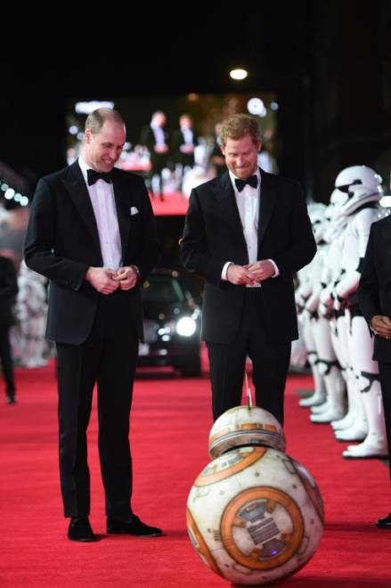 William dan Harry disambut oleh 'stormtrooper' dan BB-8 sebaik tiba untuk menyaksikan tayangan perdana "The Last Jedi.- Foto AFP