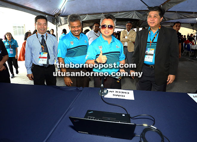  Snowdan (dua kanan) menunjukkan isyarat bagus ketika mencuba sistem kod QR sambil disaksikan Ketua Pegawai Eksekutif (CEO) Perbadanan Sukan Sarawak (PSS), Dr Ong Kong Swee (kanan) dan Timbalan Naib Cancelor UNIMAS, Mohd Fadzil Abdul Rahman (dua kiri) semalam.
