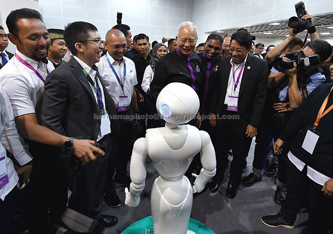  Najib (tengah) melawat gerai Futurise Cyberview selepas merasmikan Sidang Kemuncak Komuniti Keusahawanan Global 2017 di Pusat Konvensyen Kuala Lumpur, semalam. — Gambar Bernama