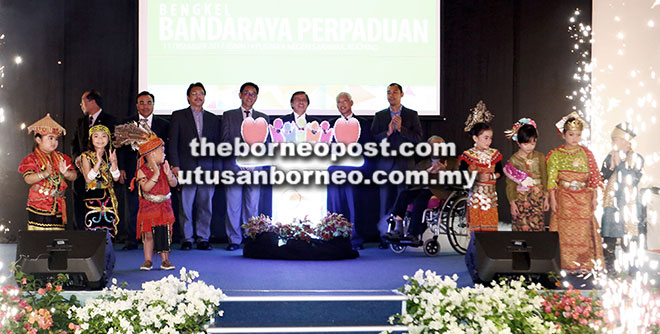  Abang Johari (lima kiba) ngemunka woksyop ‘Bandaraya Perpaduan’ ti di atur DBKU enggau Yayasan 1Malaysia ke sama bisi dipeda (ari kanan ke kiba), Chandra, Fazruddin, Abang Abdul Wahap, Abdul Karim enggau Dr Hadzland.