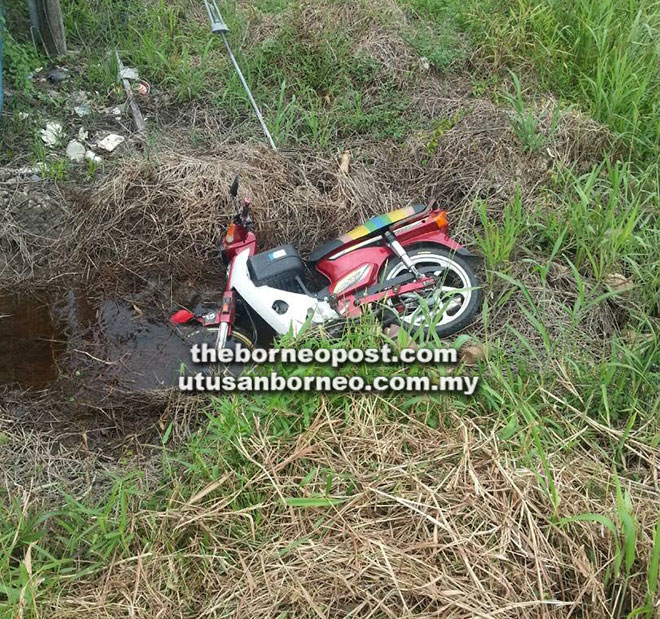  Keadaan motosikal mangsa dalam kemalangan di Jalan Ferry-Pusa kelmarin.